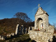 83 L'altare del tempietto con la Madonnina